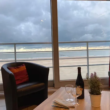 Beachfront Bliss In Knokke, Cleaning Included アパート *