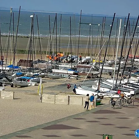 Beachfront Bliss In Knokke, Cleaning Included Apartamento